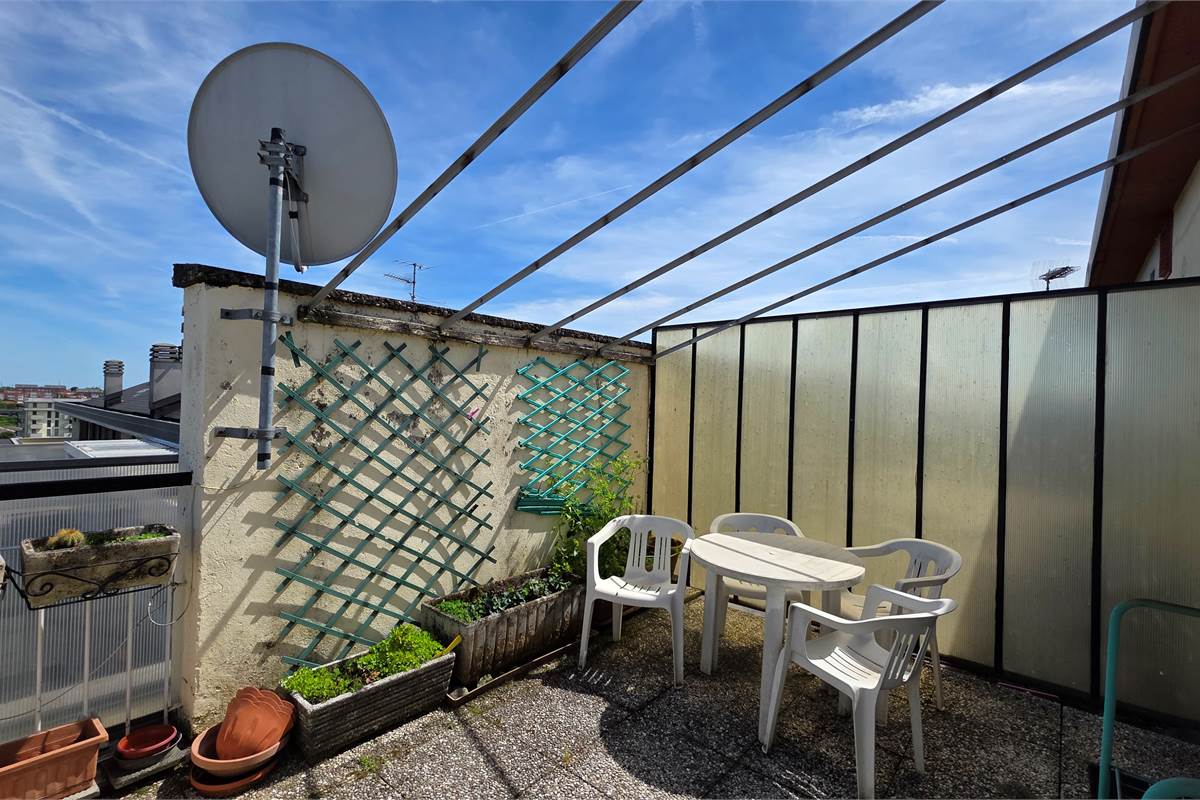 GALLARATE AMPIO MONOLOCALE CON TERRAZZO 
