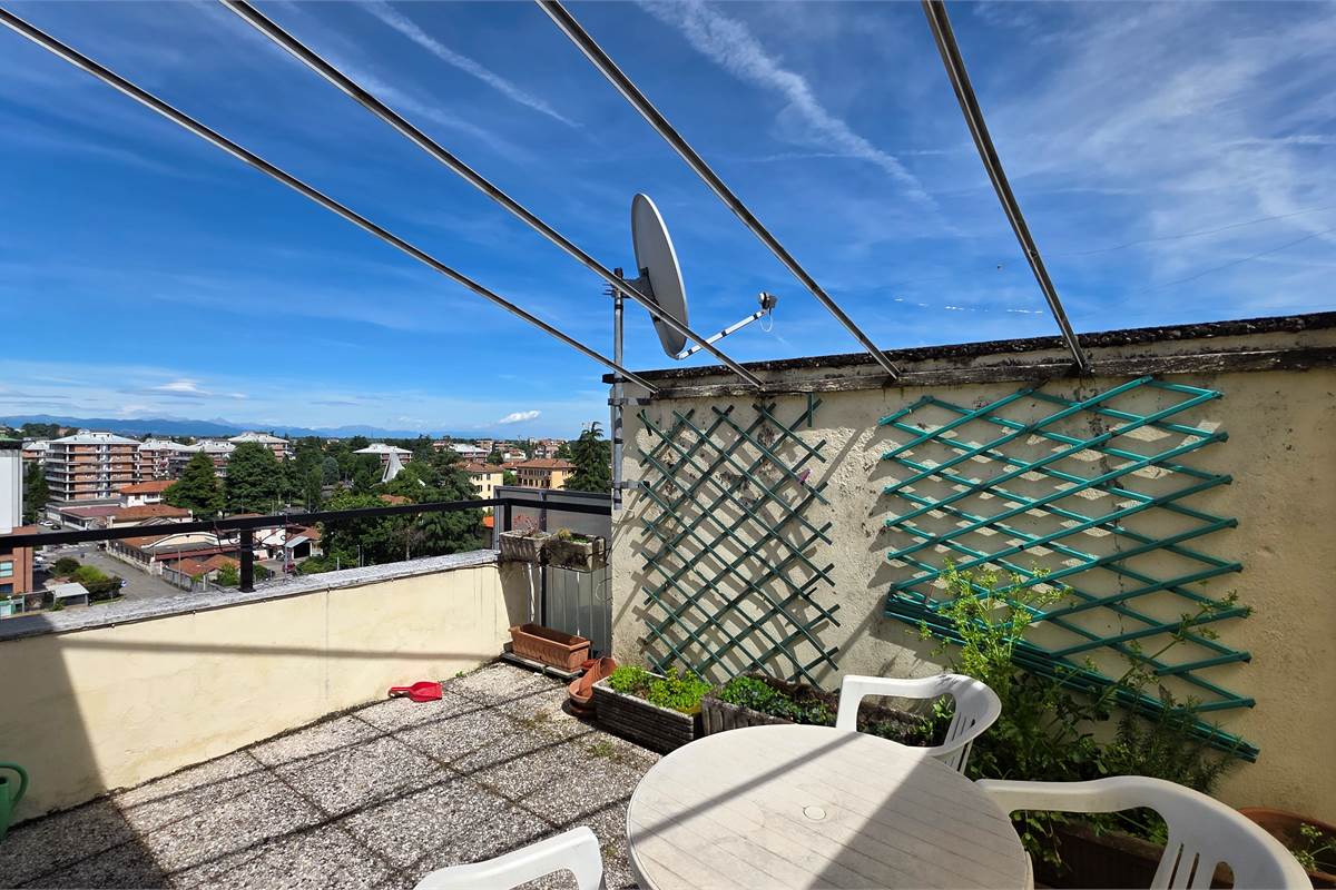 GALLARATE AMPIO MONOLOCALE CON TERRAZZO 