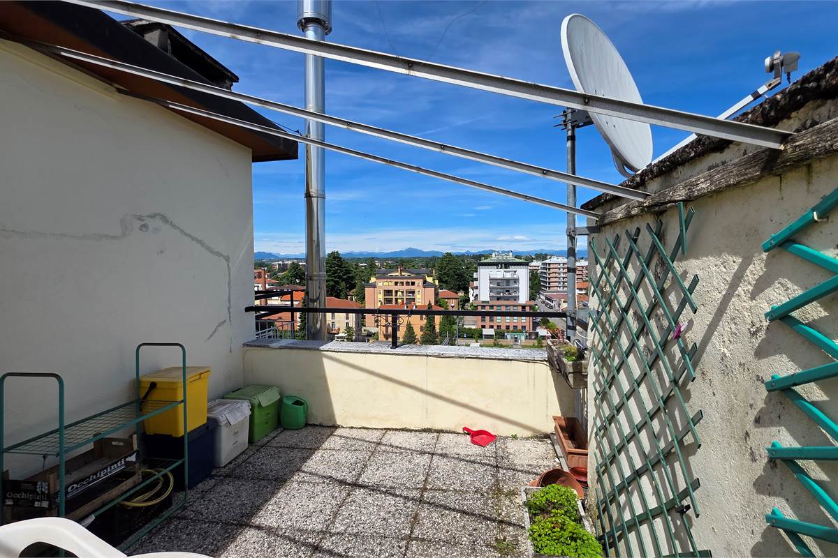 GALLARATE AMPIO MONOLOCALE CON TERRAZZO 