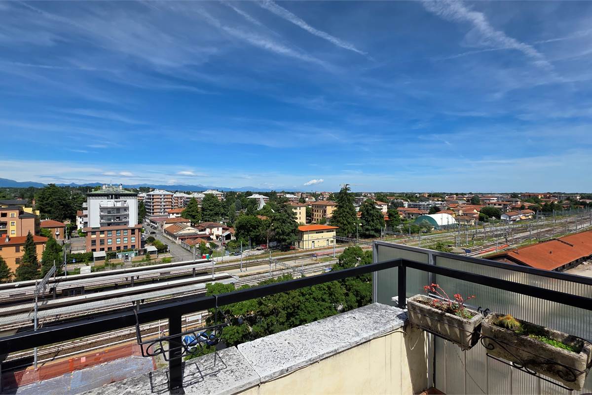 GALLARATE AMPIO MONOLOCALE CON TERRAZZO 