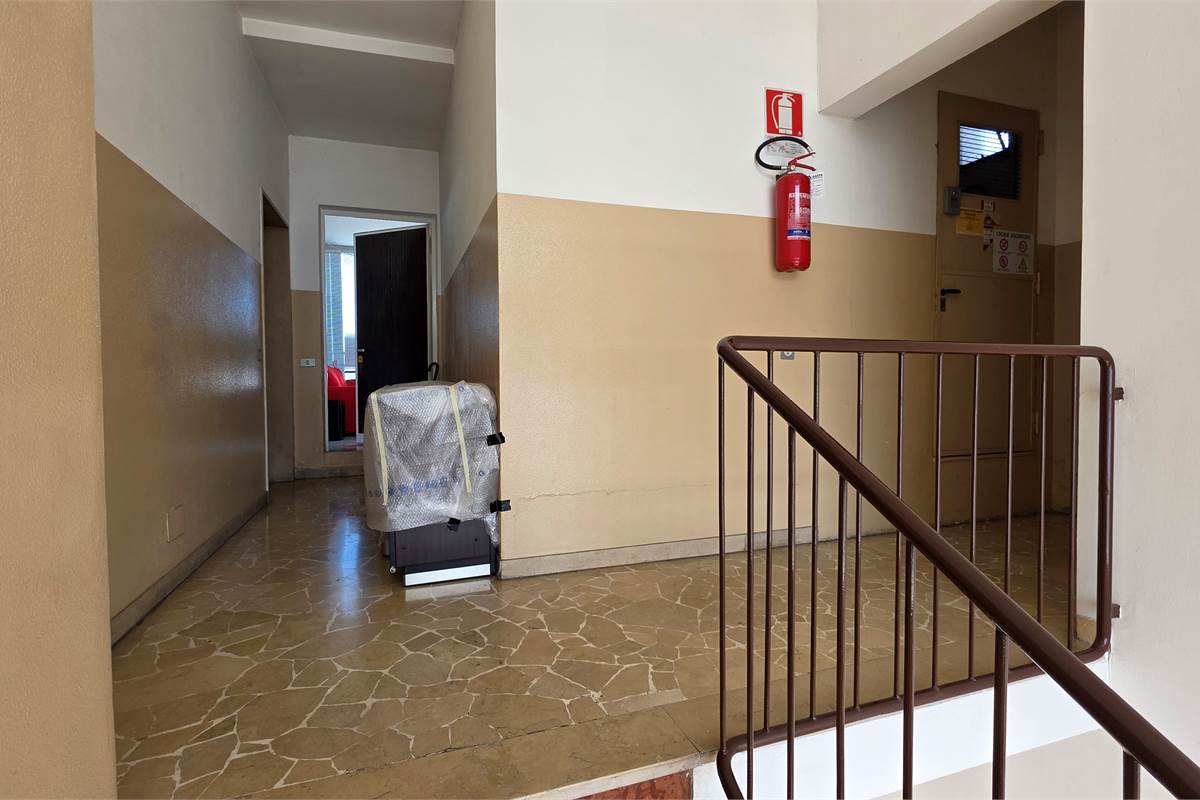 GALLARATE AMPIO MONOLOCALE CON TERRAZZO 