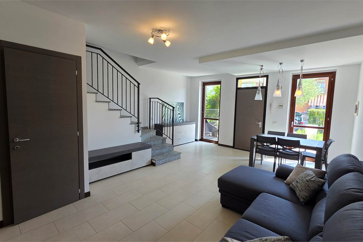 Villa a Schiera centrale a Ternate
