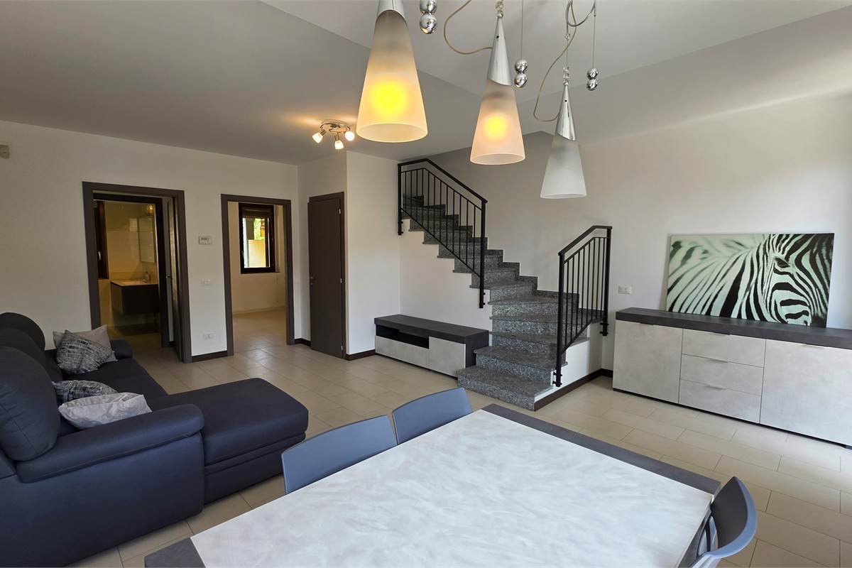 Villa a Schiera centrale a Ternate