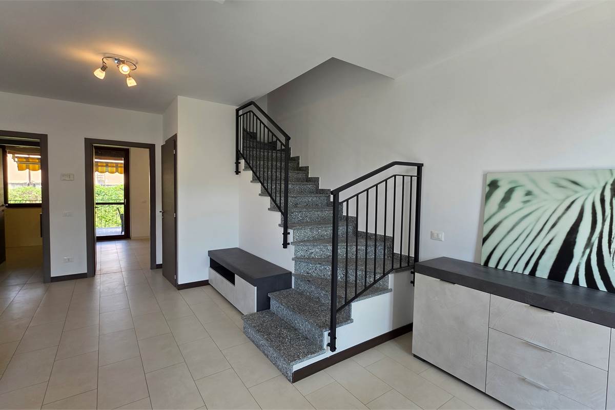 Villa a Schiera centrale a Ternate