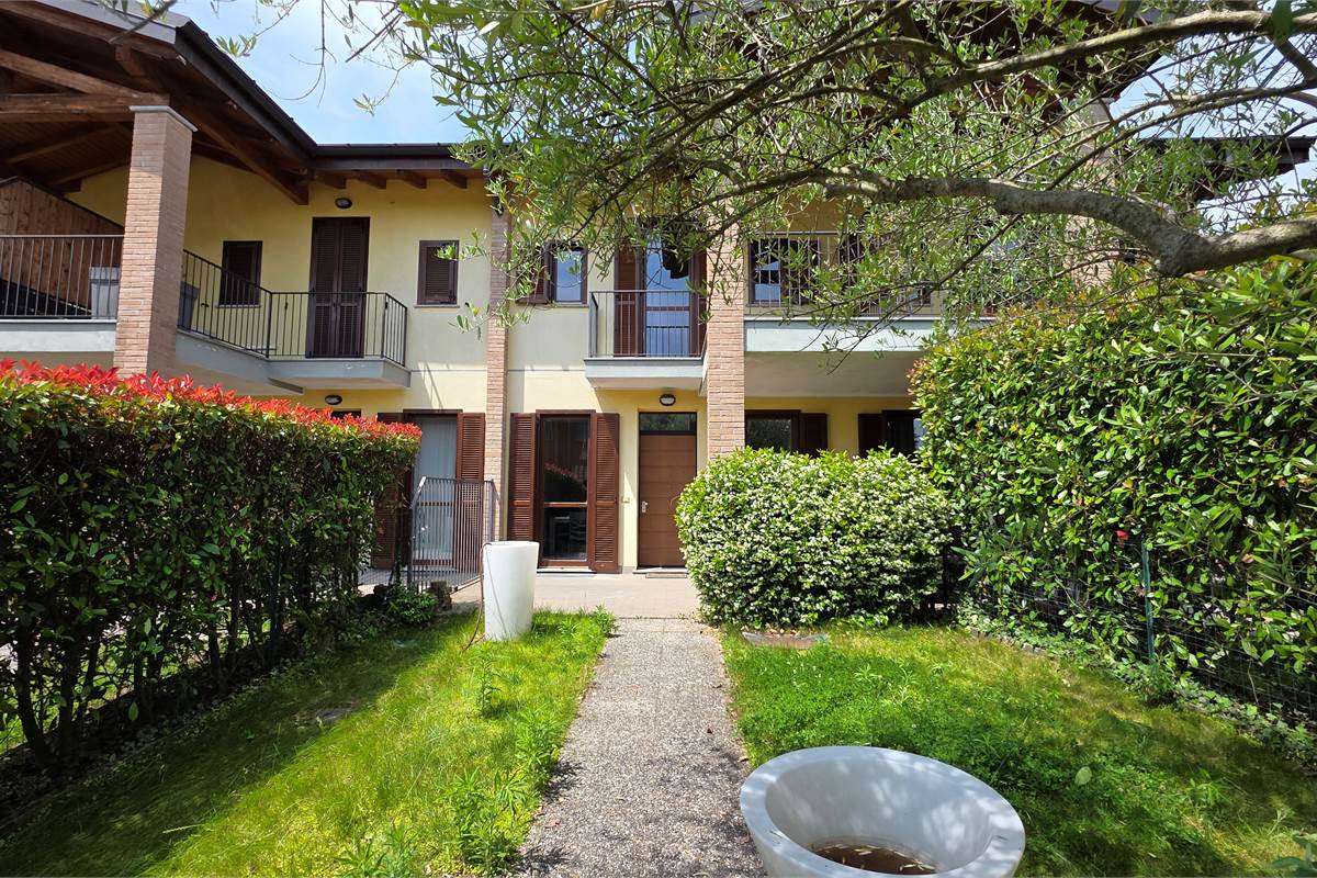 Villa a Schiera centrale a Ternate