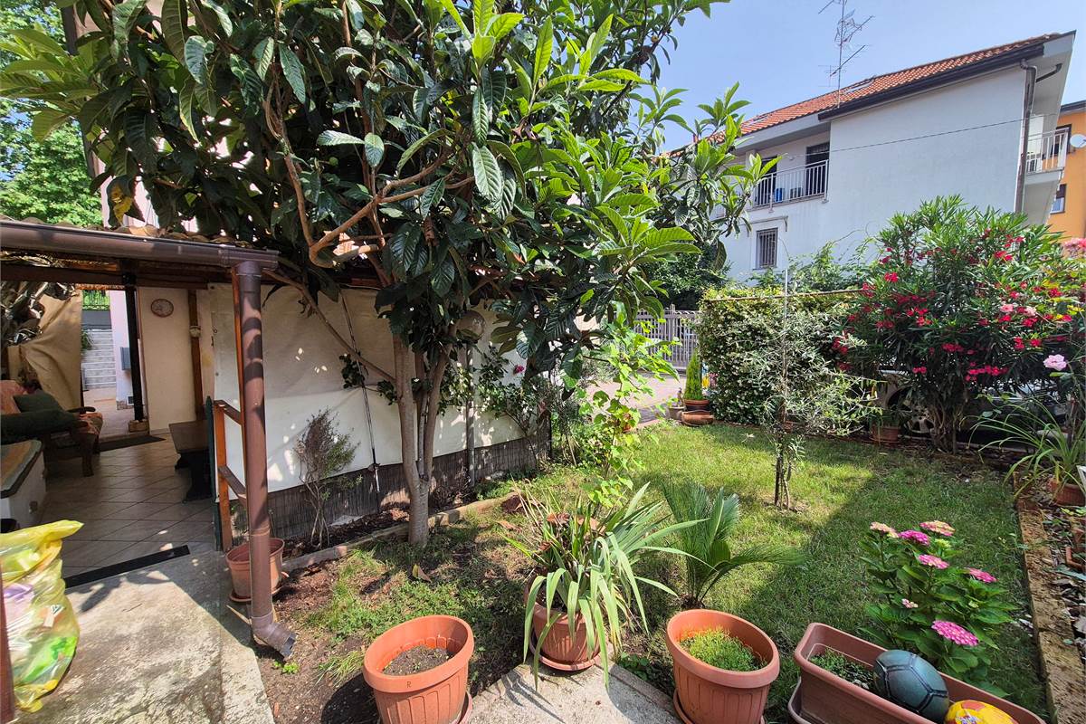 Villa singola con due appartamenti Cesano Maderno
