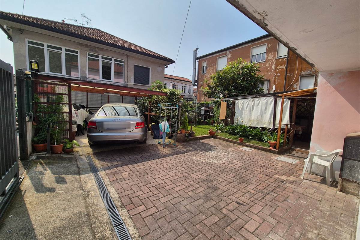Villa singola con due appartamenti Cesano Maderno