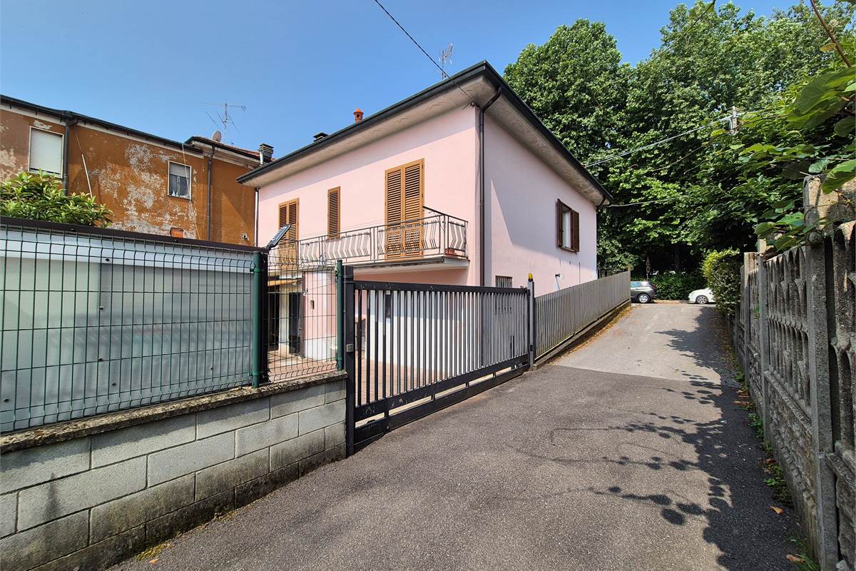 Villa singola con due appartamenti Cesano Maderno