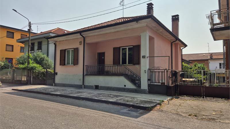 Villa singola con due appartamenti Cesano Maderno