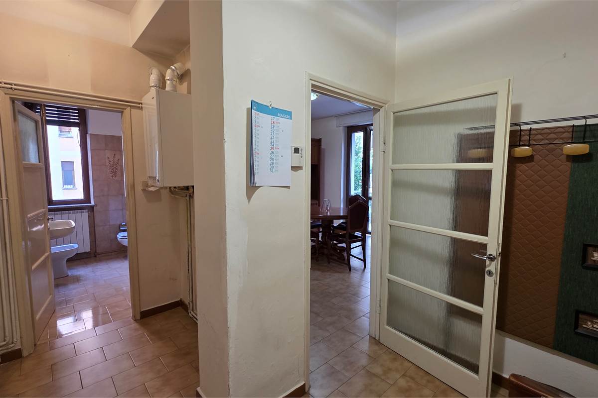 Varese bilocale con cantina al piano rialzato 