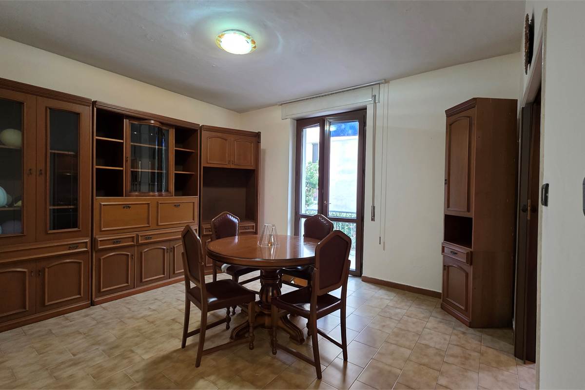 Varese bilocale con cantina al piano rialzato 