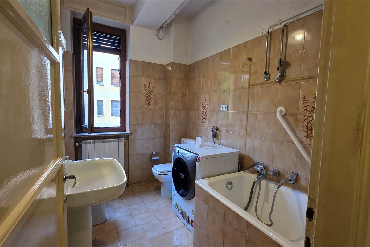 Varese bilocale con cantina al piano rialzato 