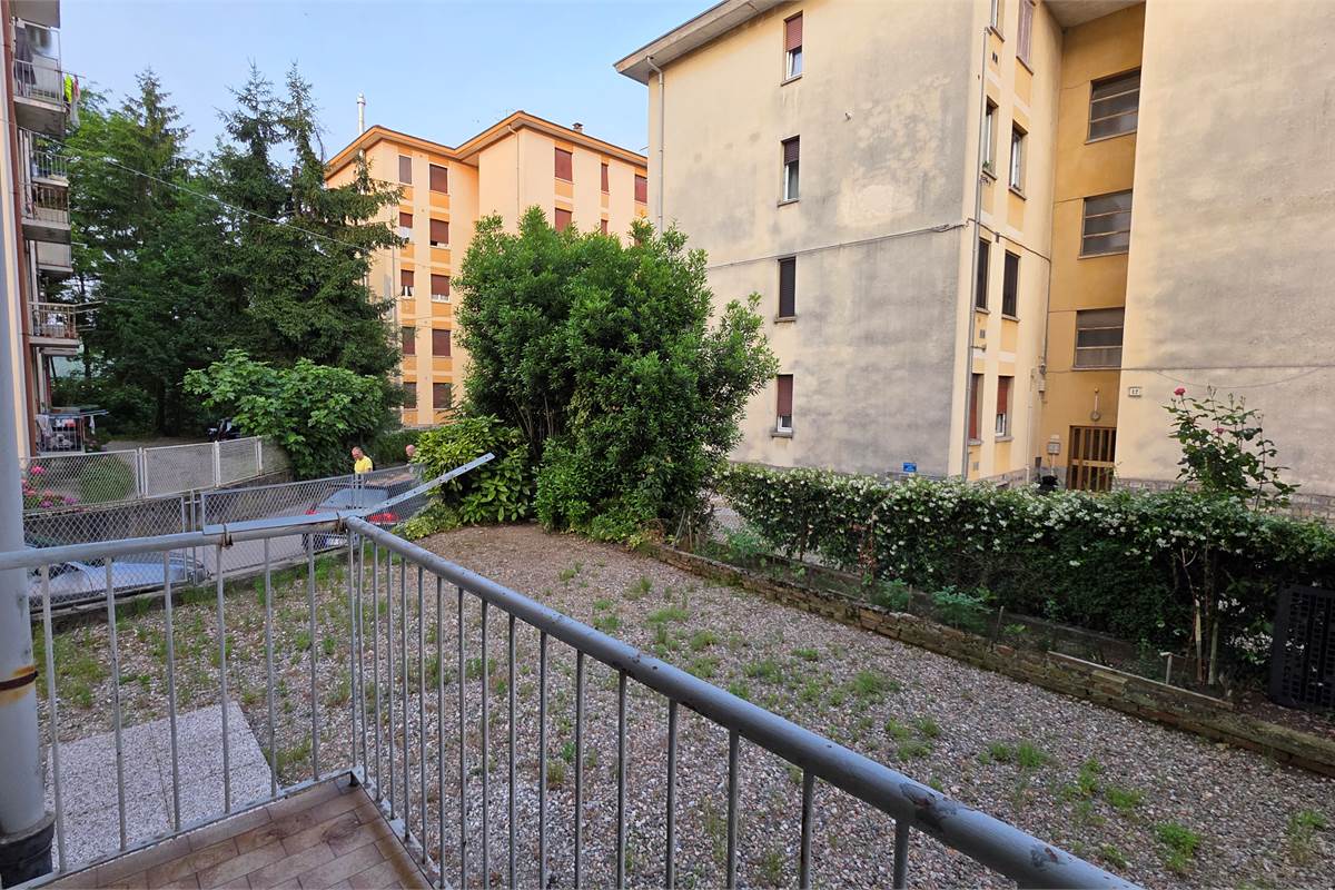 Varese bilocale con cantina al piano rialzato 