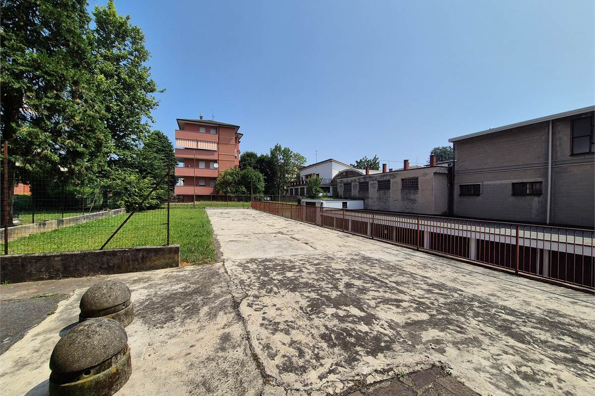 Trilocale con autorimessa e cantina