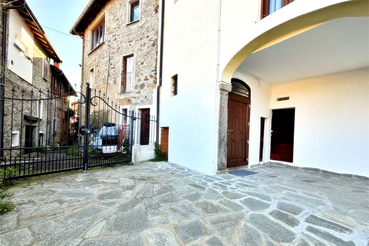 Porzione di Casa Indipendente a Cadegliano Viconago con 2 appartamenti