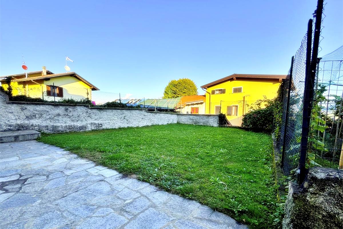 Porzione di Casa Indipendente a Cadegliano Viconago con 2 appartamenti