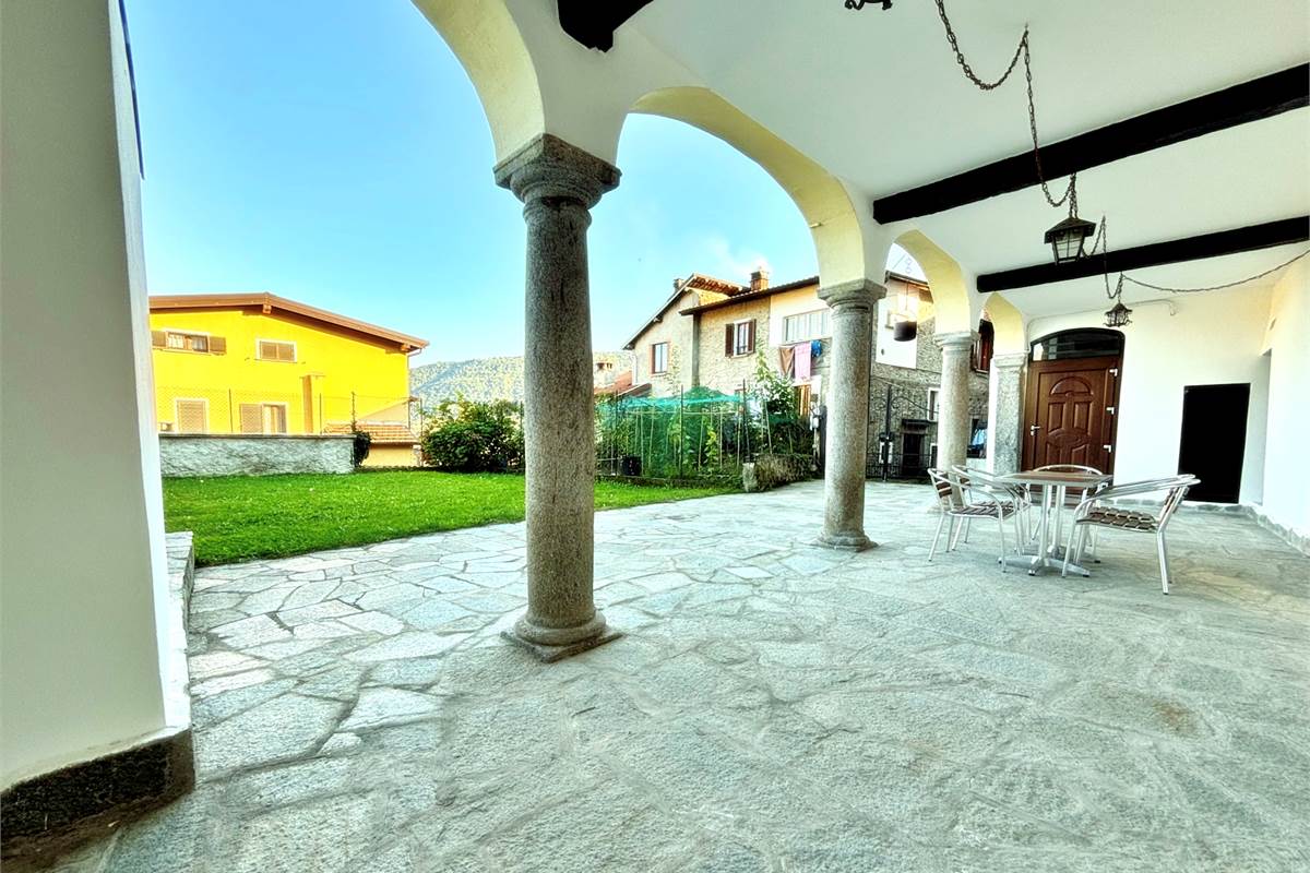 Porzione di Casa Indipendente a Cadegliano Viconago con 2 appartamenti