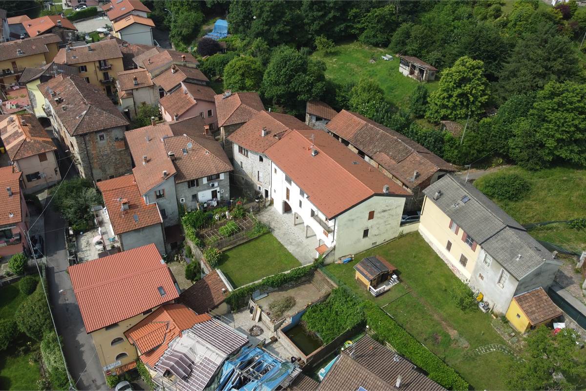 Porzione di Casa Indipendente a Cadegliano Viconago con 2 appartamenti