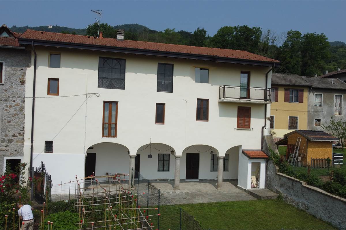 Porzione di Casa Indipendente a Cadegliano Viconago con 2 appartamenti
