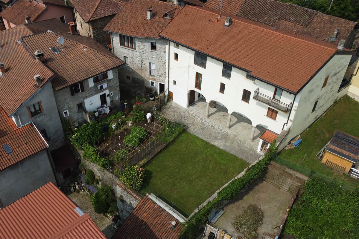 Porzione di Casa Indipendente a Cadegliano Viconago con 2 appartamenti
