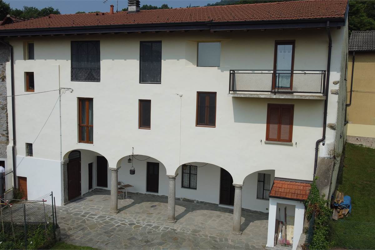Porzione di Casa Indipendente a Cadegliano Viconago con 2 appartamenti