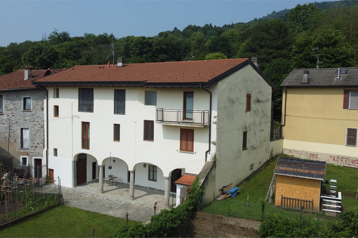 Porzione di Casa Indipendente a Cadegliano Viconago con 2 appartamenti