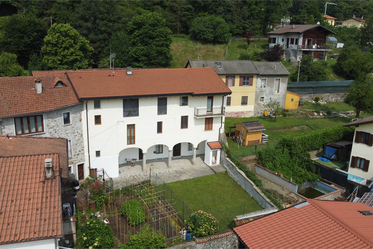 Porzione di Casa Indipendente a Cadegliano Viconago con 2 appartamenti