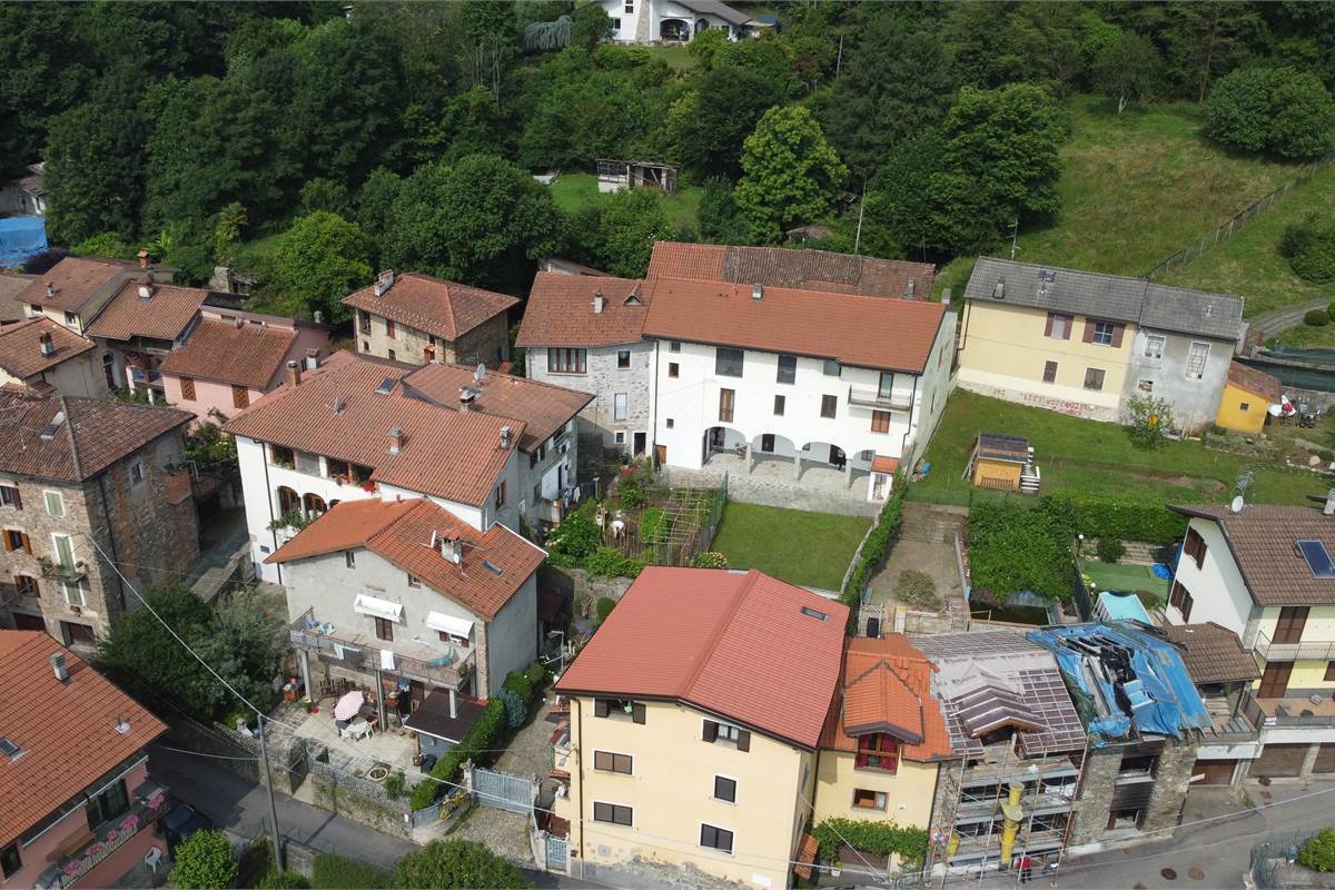 Porzione di Casa Indipendente a Cadegliano Viconago con 2 appartamenti
