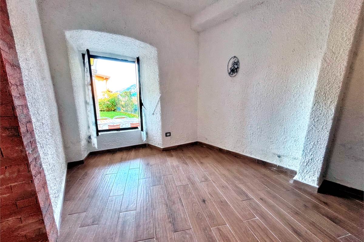 Porzione di Casa Indipendente a Cadegliano Viconago con 2 appartamenti