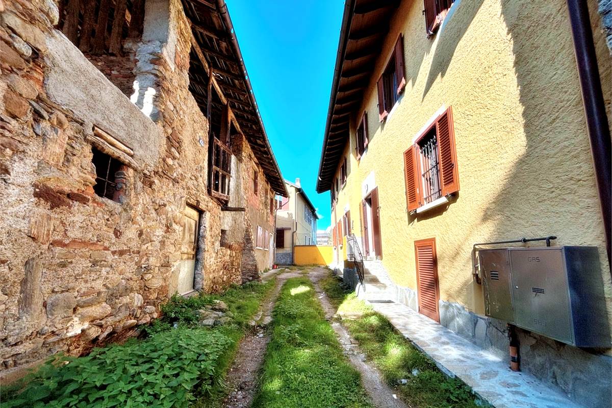 Porzione di Casa Indipendente a Cadegliano Viconago con 2 appartamenti