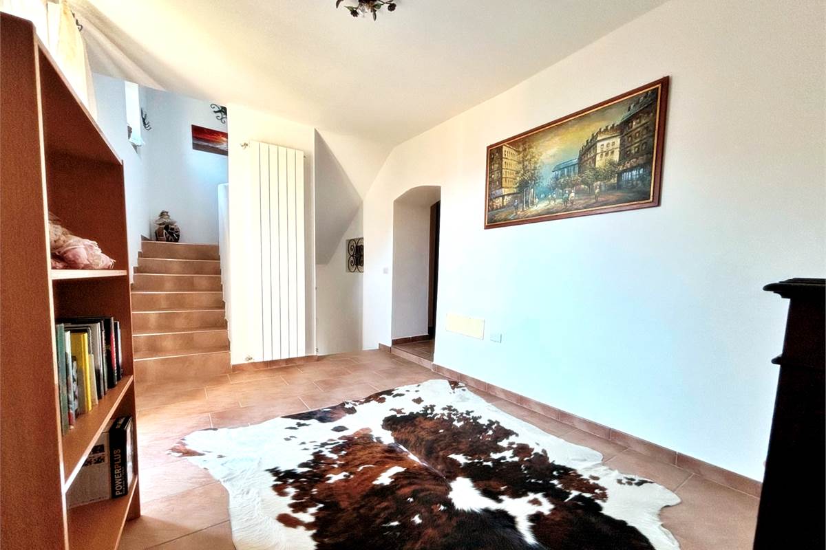 Porzione di Casa Indipendente a Cadegliano Viconago con 2 appartamenti