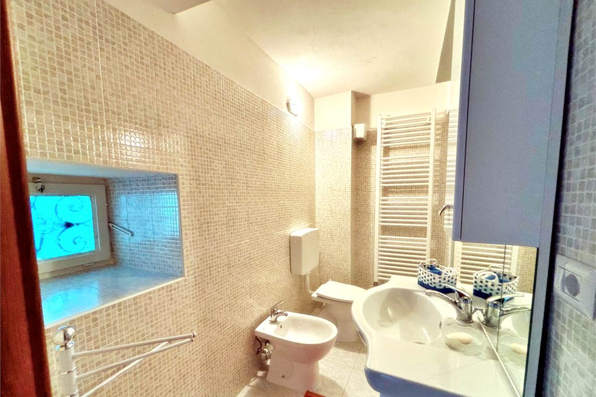 Porzione di Casa Indipendente a Cadegliano Viconago con 2 appartamenti