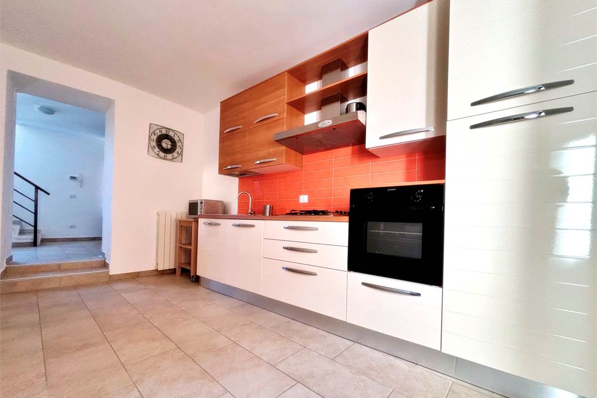 Porzione di Casa Indipendente a Cadegliano Viconago con 2 appartamenti