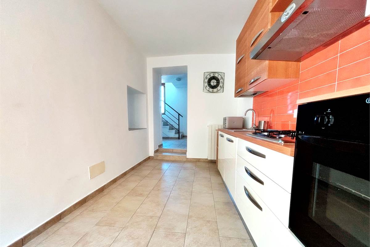 Porzione di Casa Indipendente a Cadegliano Viconago con 2 appartamenti