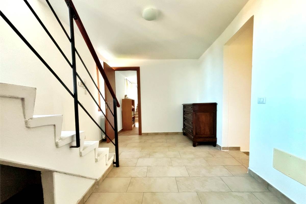 Porzione di Casa Indipendente a Cadegliano Viconago con 2 appartamenti