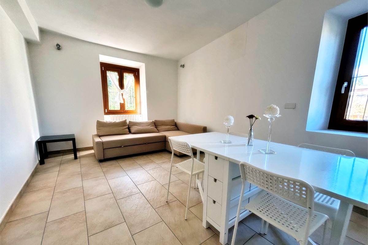 Porzione di Casa Indipendente a Cadegliano Viconago con 2 appartamenti