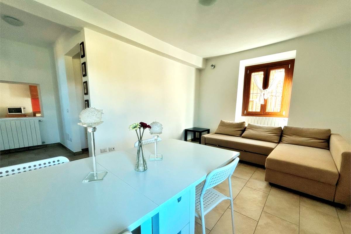 Porzione di Casa Indipendente a Cadegliano Viconago con 2 appartamenti