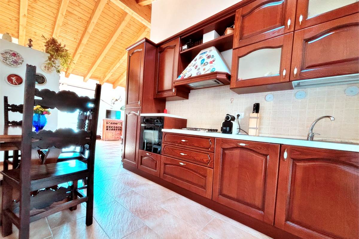 Porzione di Casa Indipendente a Cadegliano Viconago con 2 appartamenti