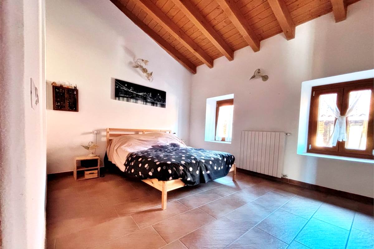 Porzione di Casa Indipendente a Cadegliano Viconago con 2 appartamenti