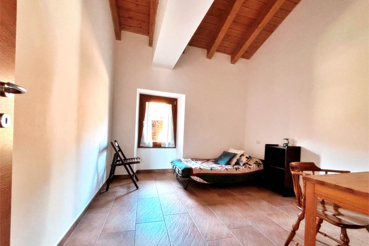 Porzione di Casa Indipendente a Cadegliano Viconago con 2 appartamenti