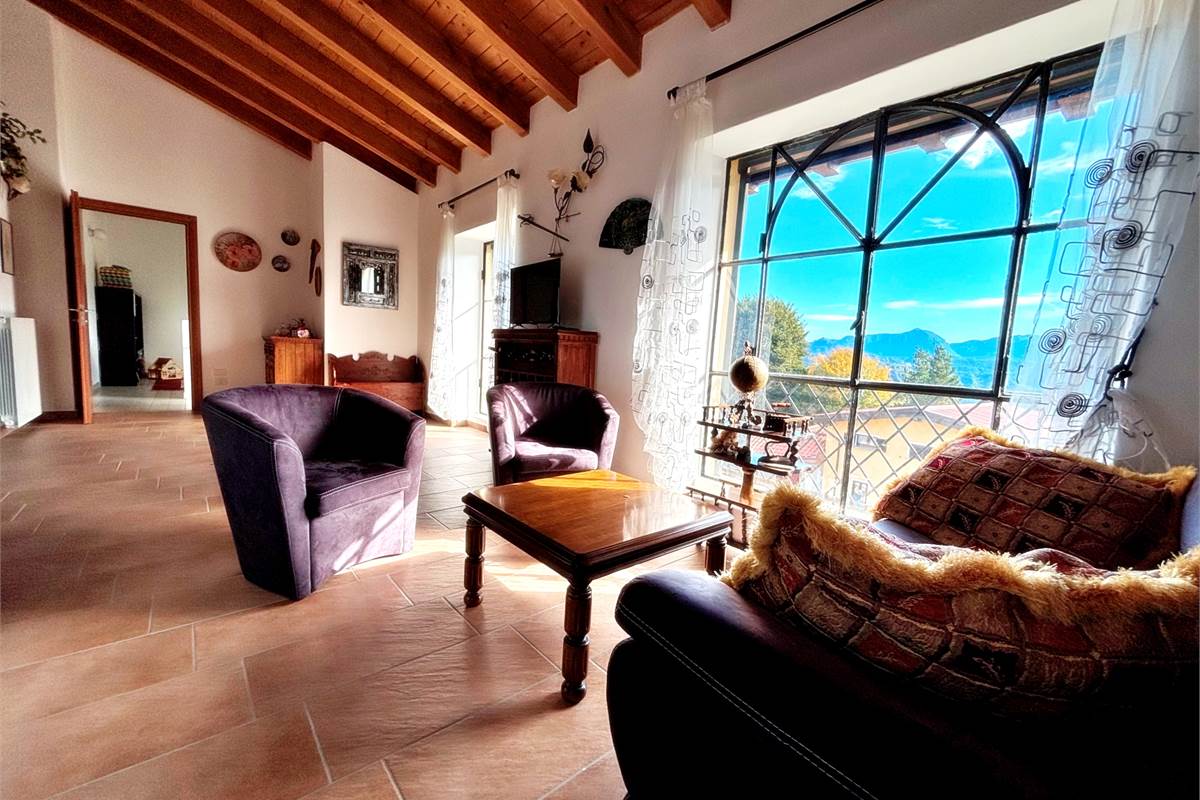 Porzione di Casa Indipendente a Cadegliano Viconago con 2 appartamenti