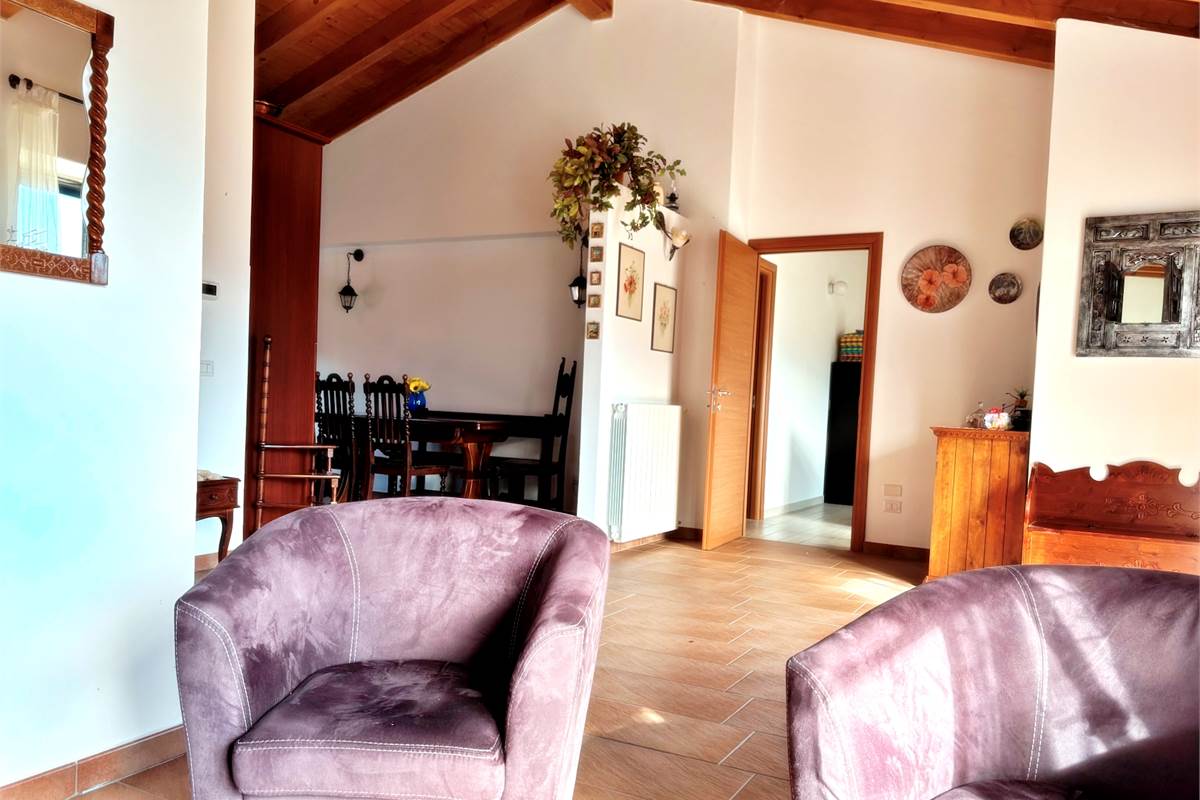 Porzione di Casa Indipendente a Cadegliano Viconago con 2 appartamenti