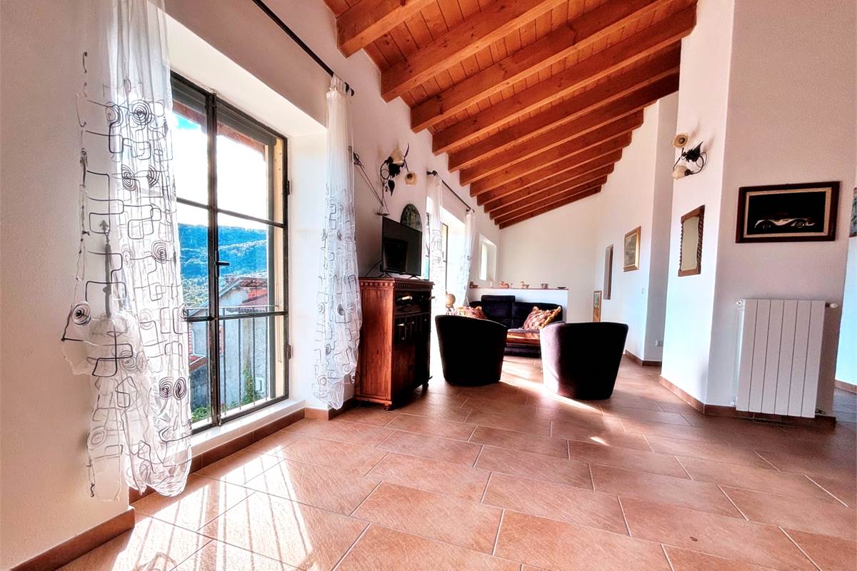 Porzione di Casa Indipendente a Cadegliano Viconago con 2 appartamenti