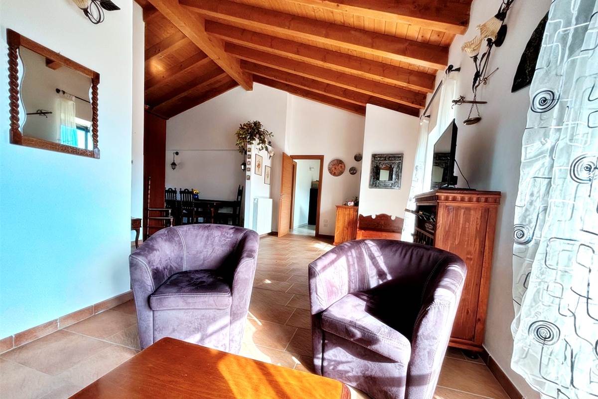 Porzione di Casa Indipendente a Cadegliano Viconago con 2 appartamenti