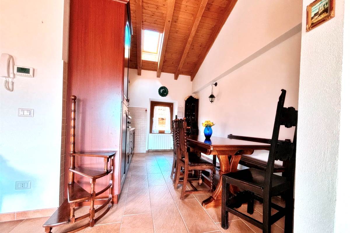 Porzione di Casa Indipendente a Cadegliano Viconago con 2 appartamenti