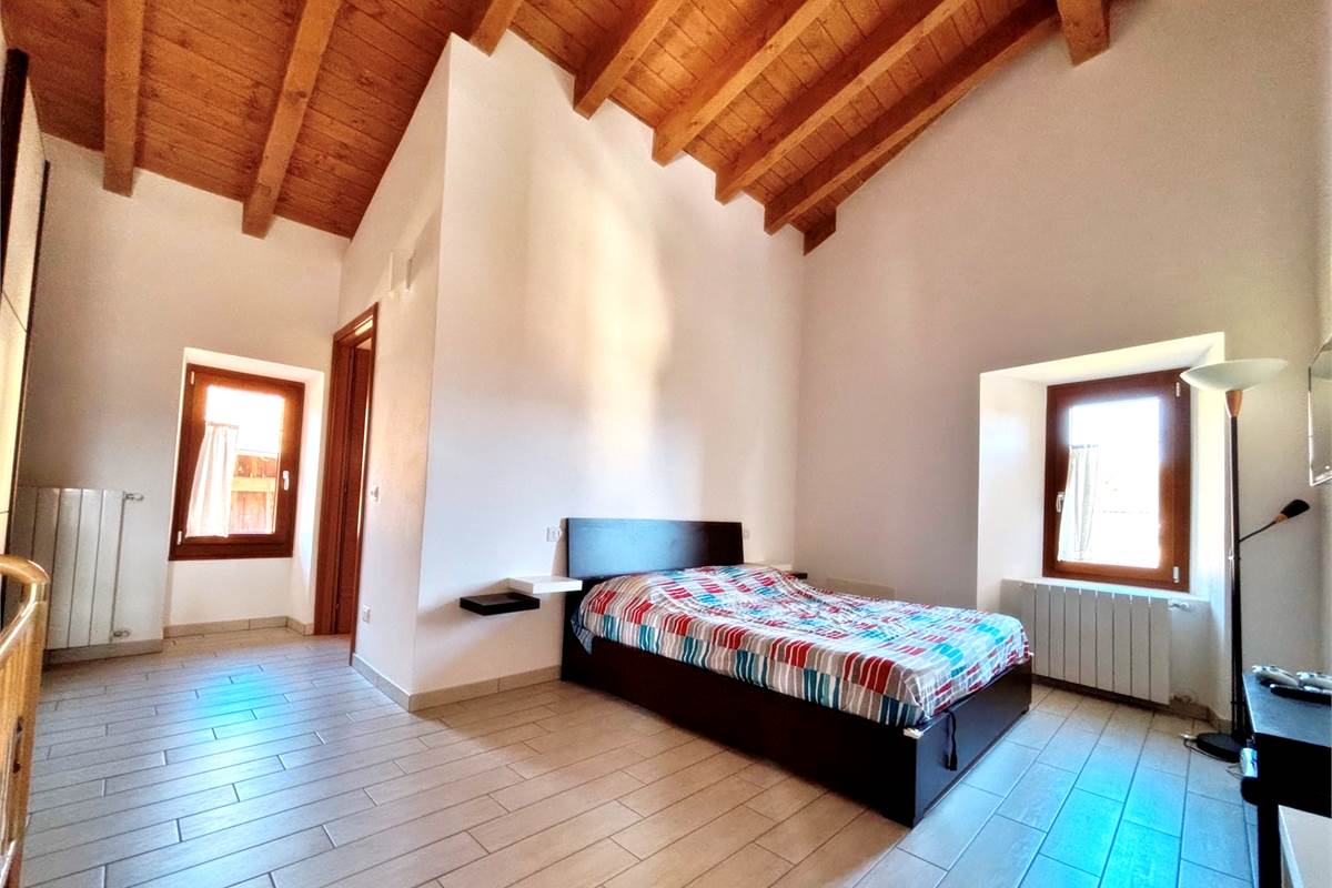Porzione di Casa Indipendente a Cadegliano Viconago con 2 appartamenti
