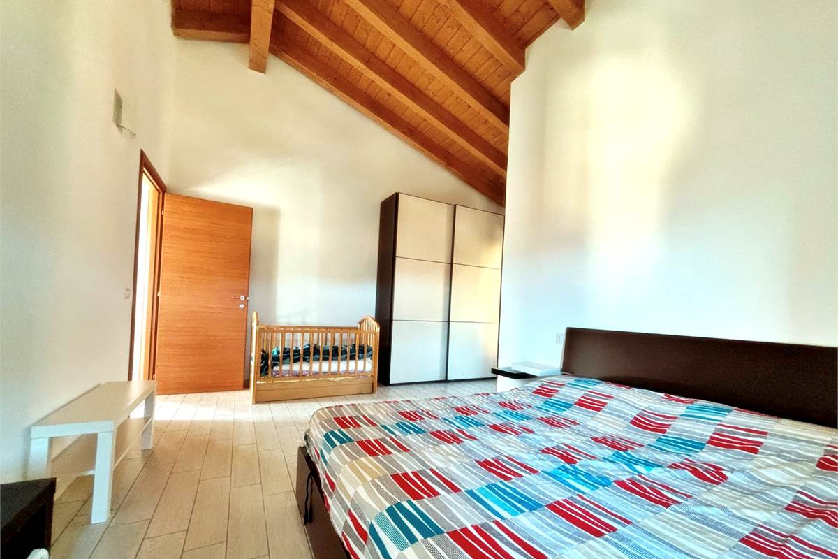 Porzione di Casa Indipendente a Cadegliano Viconago con 2 appartamenti
