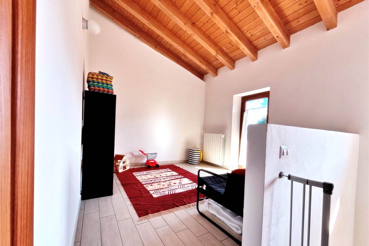 Porzione di Casa Indipendente a Cadegliano Viconago con 2 appartamenti
