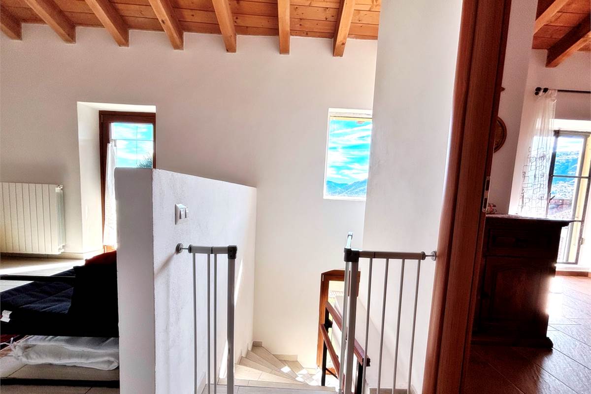 Porzione di Casa Indipendente a Cadegliano Viconago con 2 appartamenti