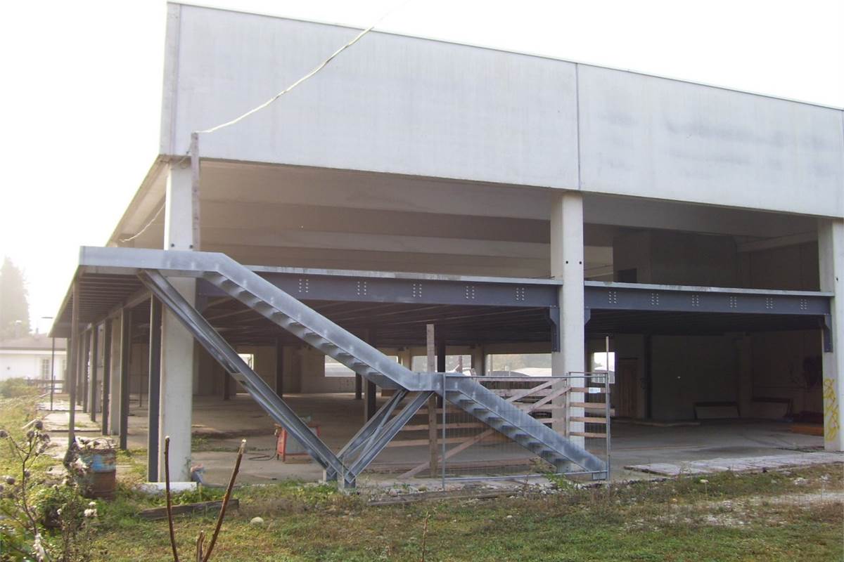 Complesso commerciale in posizione strategica
